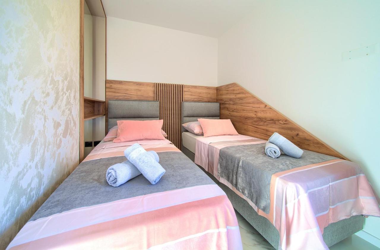 Apartamento Penthouse Rosa Malinska Exterior foto